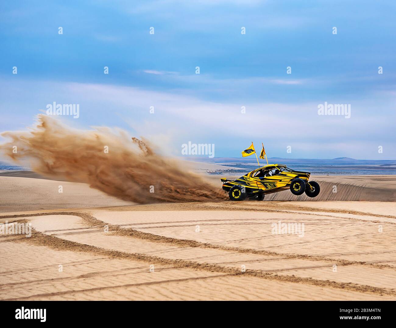 Sabbia Buggy corse nelle dune di sabbia del deserto di Qatari Foto Stock