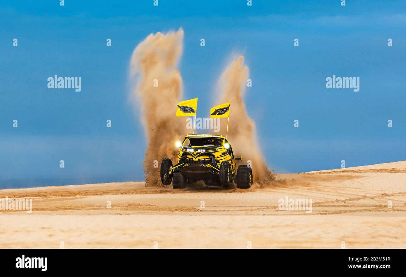 Sabbia Buggy corse nelle dune di sabbia del deserto di Qatari Foto Stock