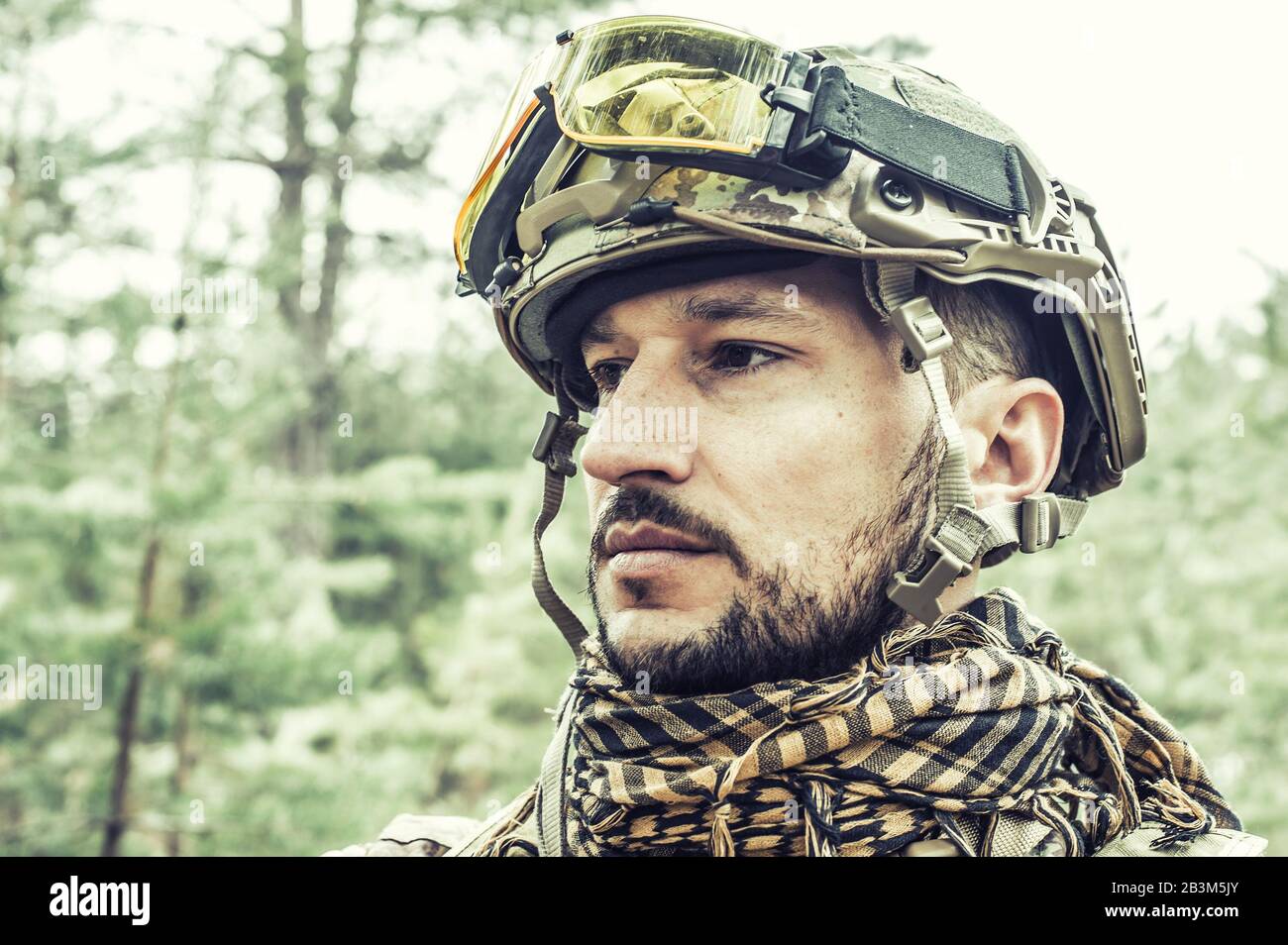 Bell'uomo in italiano uniforme militare camouflage colorazione Digital Vegetato macro closeup ritratto Foto Stock