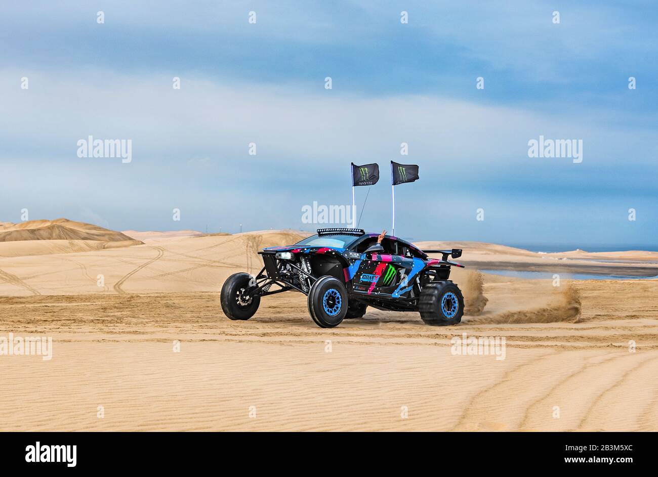 Sabbia Buggy corse nelle dune di sabbia del deserto di Qatari Foto Stock