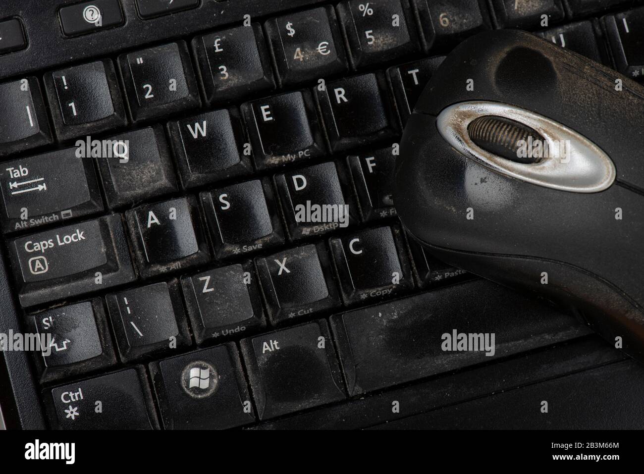 Sporco sulla tastiera e sul mouse del computer, in luce visibile e UV Foto Stock