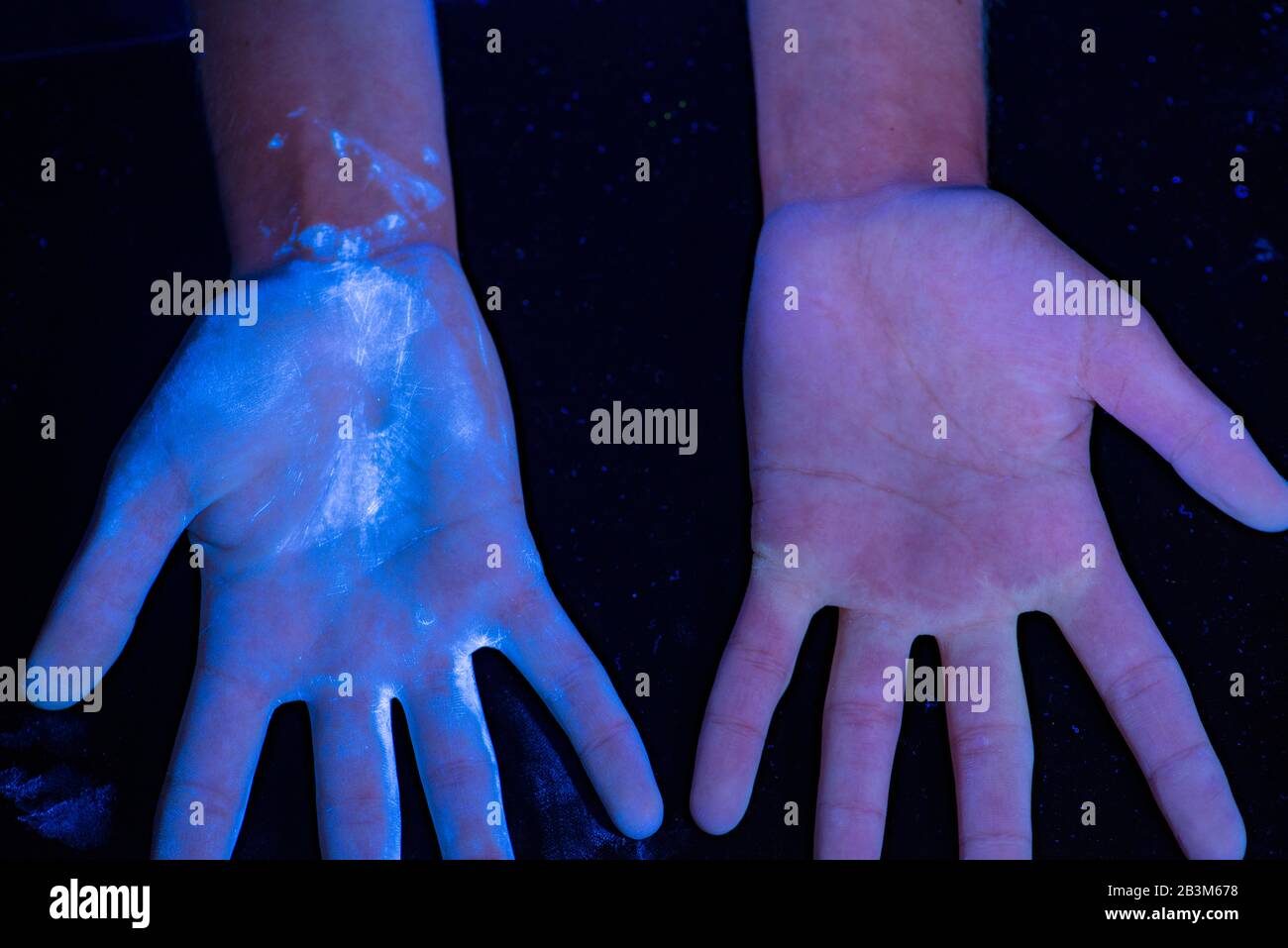 Lavaggio a mano - uso di UV per mostrare l'efficacia Foto Stock