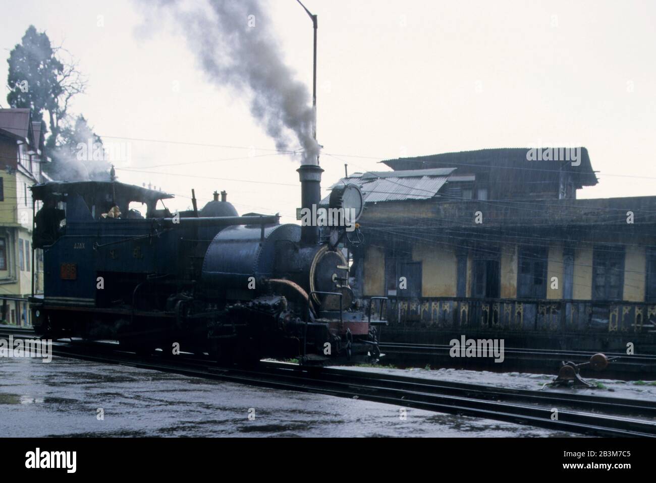 Treni Ferrovia, World Heritage Toy Train a piattaforma, darjeeling, bengala Occidentale, India, Asia Foto Stock