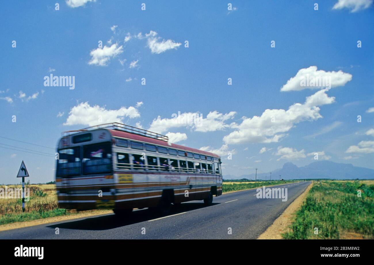 Autobus in esecuzione sulla strada , tamilnadu , India, Asia Foto Stock