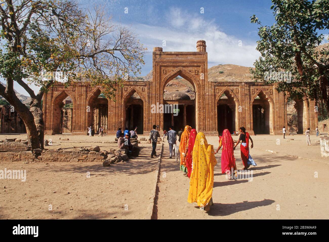 Turisti A Adhai-Din-Ka-Jhopda, Ajmer, Rajasthan, India, Asia Foto Stock