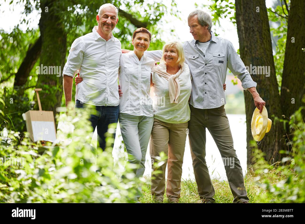 Felice gruppo di anziani come una squadra in natura Foto Stock
