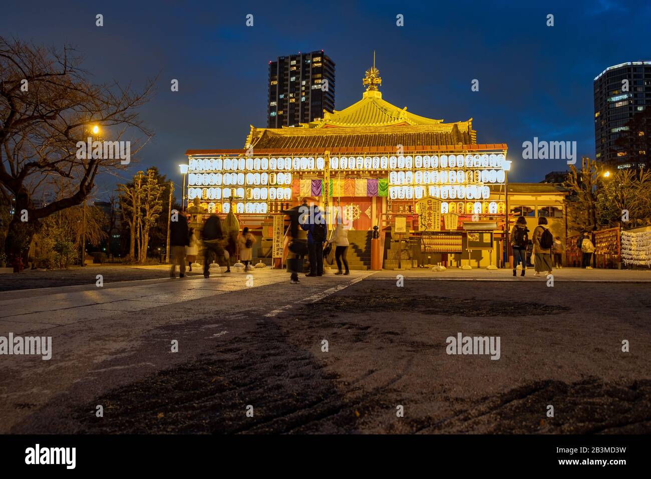 Shinobazunoike Bentendo Tempio di notte sotto la luce delle lanterne. Foto Stock