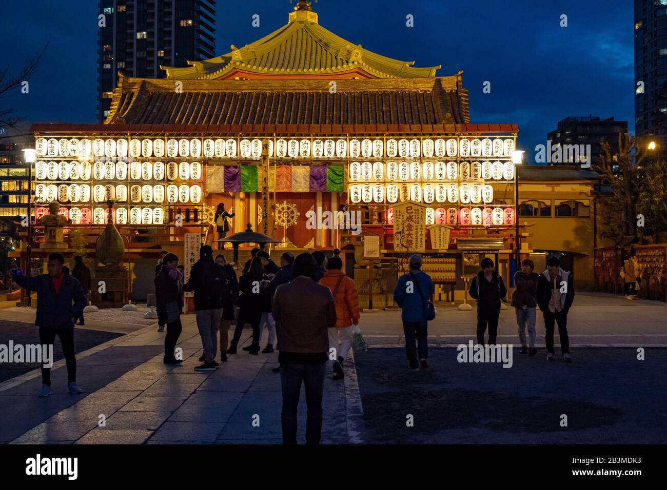 Shinobazunoike Bentendo Tempio di notte sotto la luce delle lanterne. Foto Stock