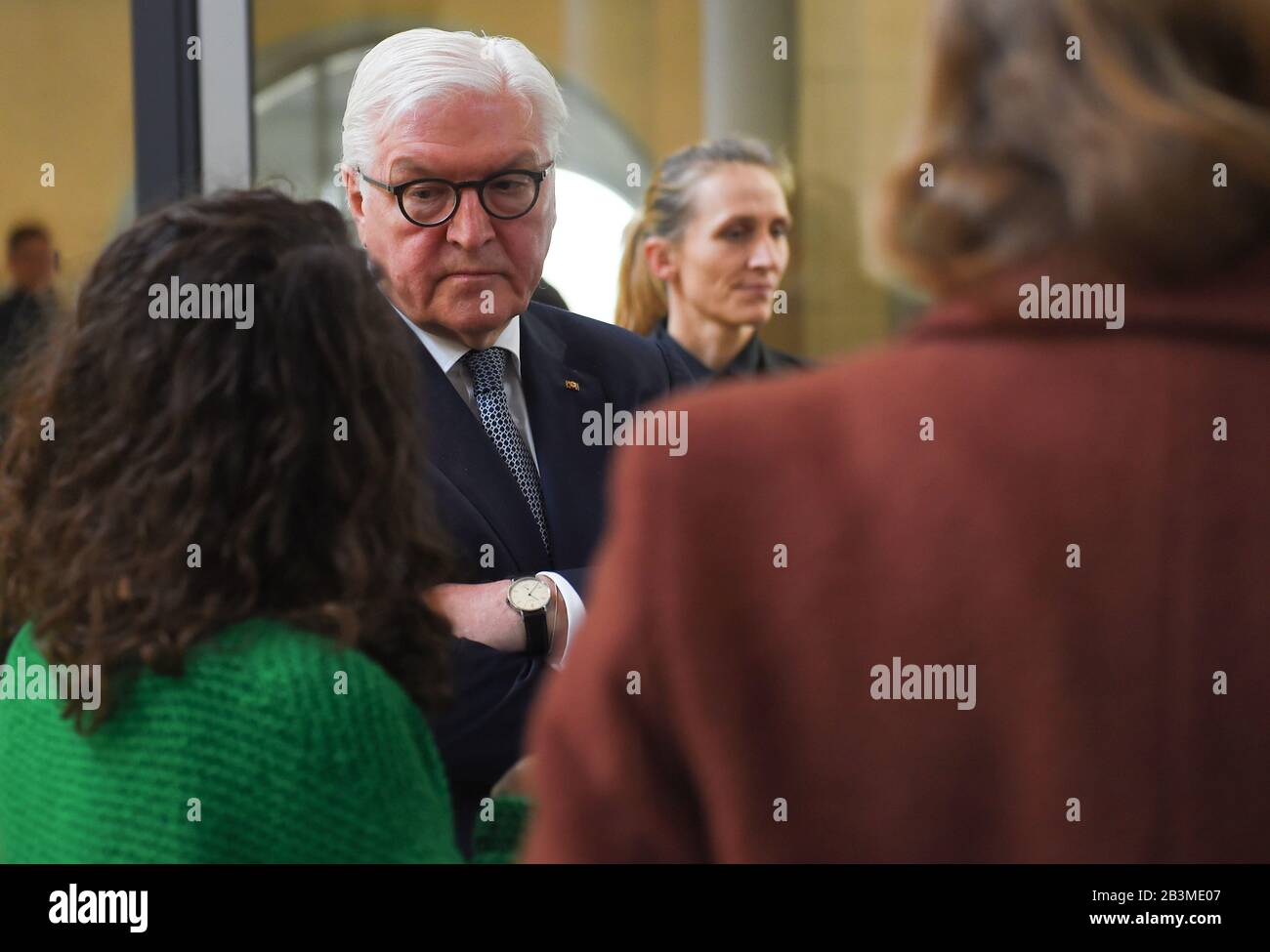 Berlino, Germania. 05th Mar, 2020. Dopo una sessione del Bundestag, il Presidente federale Frank-Walter Steinmeier parla con un rappresentante di un'associazione di migranti. Il tema del dibattito in parlamento è stato la lotta contro l'odio e il terrore di destra in Germania. Credito: Sonja Wurtscheid/Dpa/Alamy Live News Foto Stock