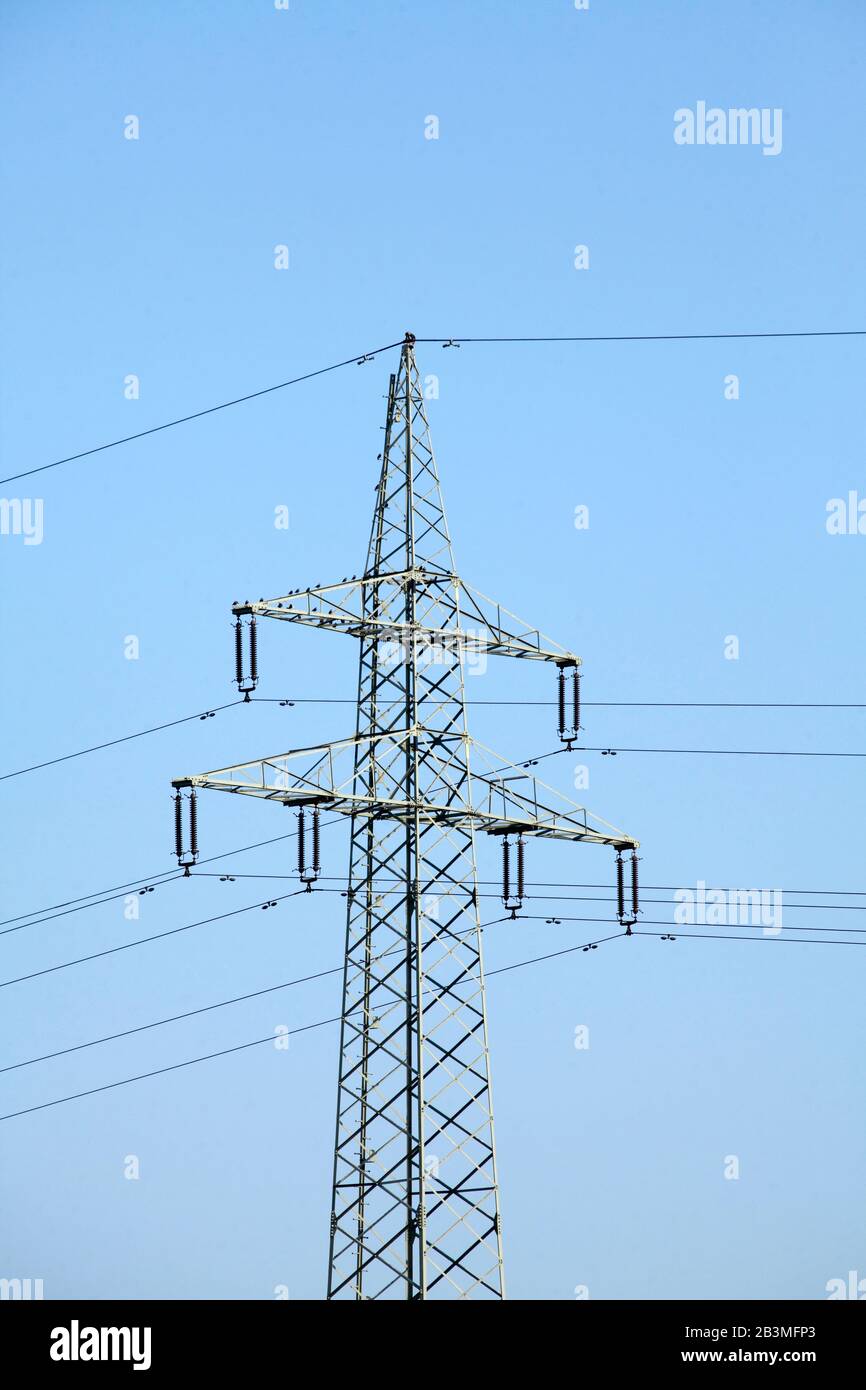 Pilone elettrico, cielo blu, Germania, Europa Foto Stock