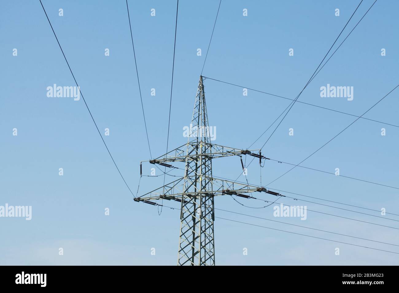 Pilone elettrico, cielo blu, Germania, Europa Foto Stock