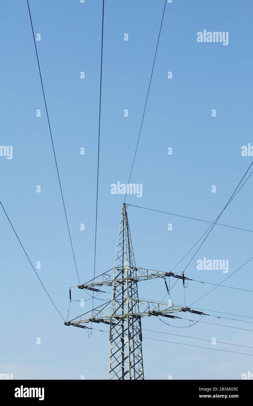 Pilone elettrico, cielo blu, Germania, Europa Foto Stock