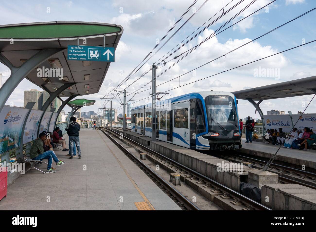 Il nuovo treno leggero di Addis Abeba nella capitale etiopica. Le operazioni di prova sono state avviate il 1° febbraio 2015 Foto Stock