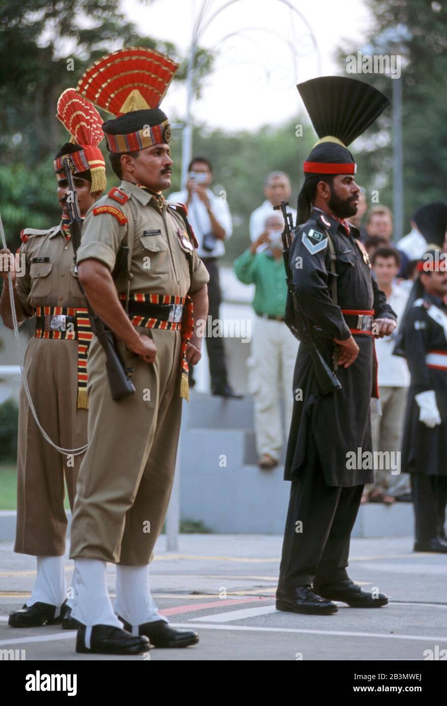 Soldati indiani e pakistani al confine con Wagah, Wahga, Wagha, Amritsar, Hardo Rattan, Punjab, India, Asia Foto Stock