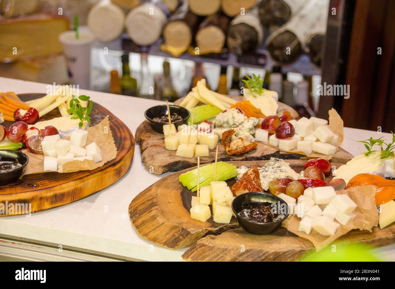 Stuzzichini, spuntini e vari sandwich di formaggio disposti su un tavolo Foto Stock