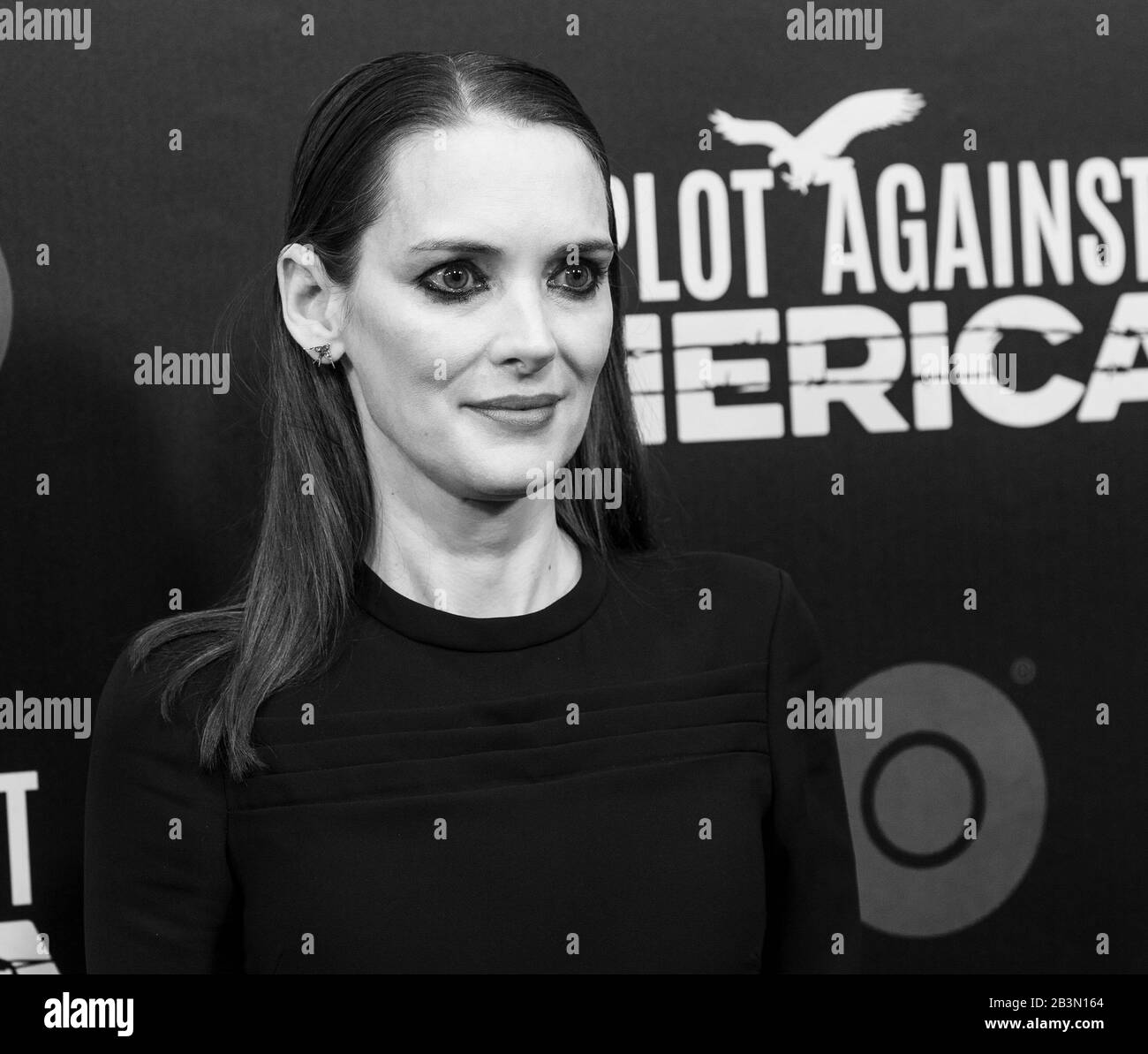 New York, Stati Uniti. 04th Mar, 2020. Winona Ryder vestito da Dior frequenta la prima 'The Plot Against America' di HBO a Florence Gould Hall (Photo by Lev Radin/Pacific Press) Credit: Pacific Press Agency/Alamy Live News Foto Stock