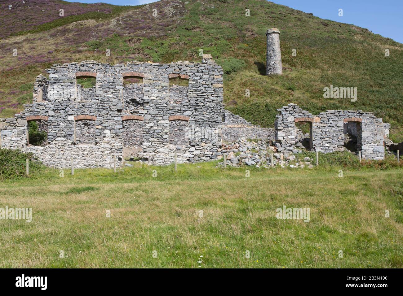 Abbandonata la fabbrica in rovina edifici del vecchio Llanlleiana opere di porcellana a Llanbadrig, Cemaes Bay, Anglesey. Foto Stock