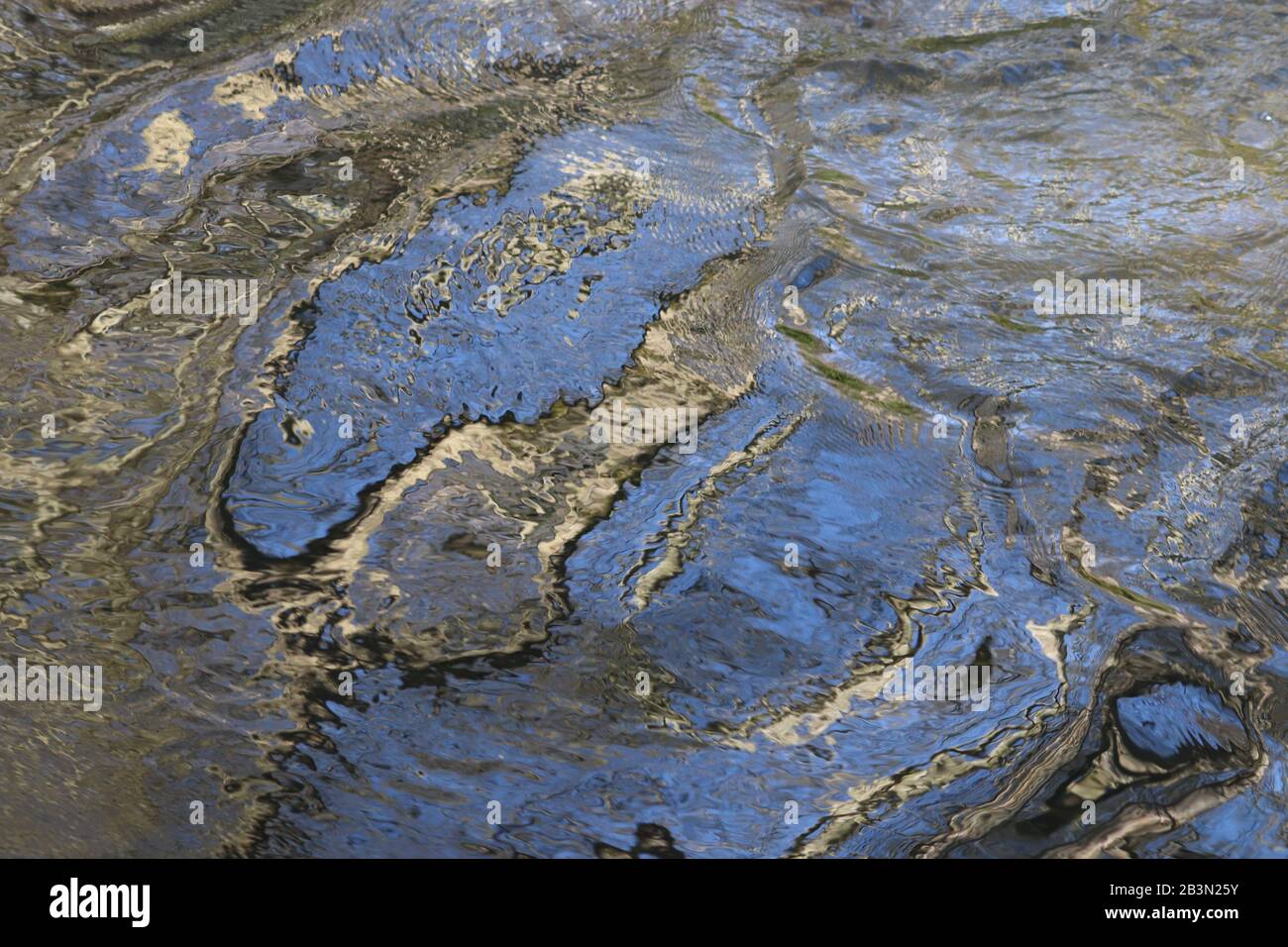 Modelli astratti nei riflessi d'acqua del fiume Foto Stock