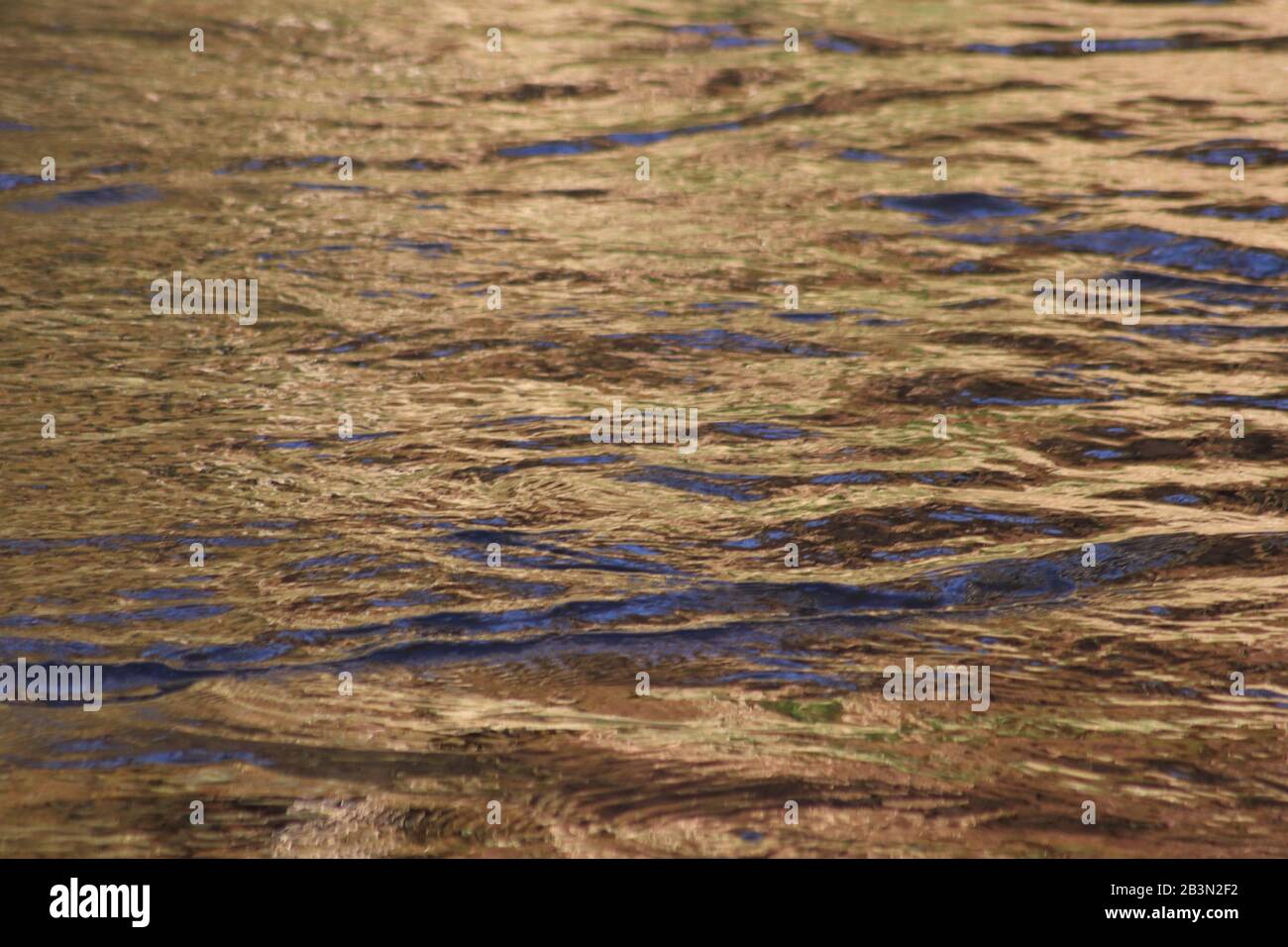 Modelli astratti nei riflessi d'acqua del fiume Foto Stock