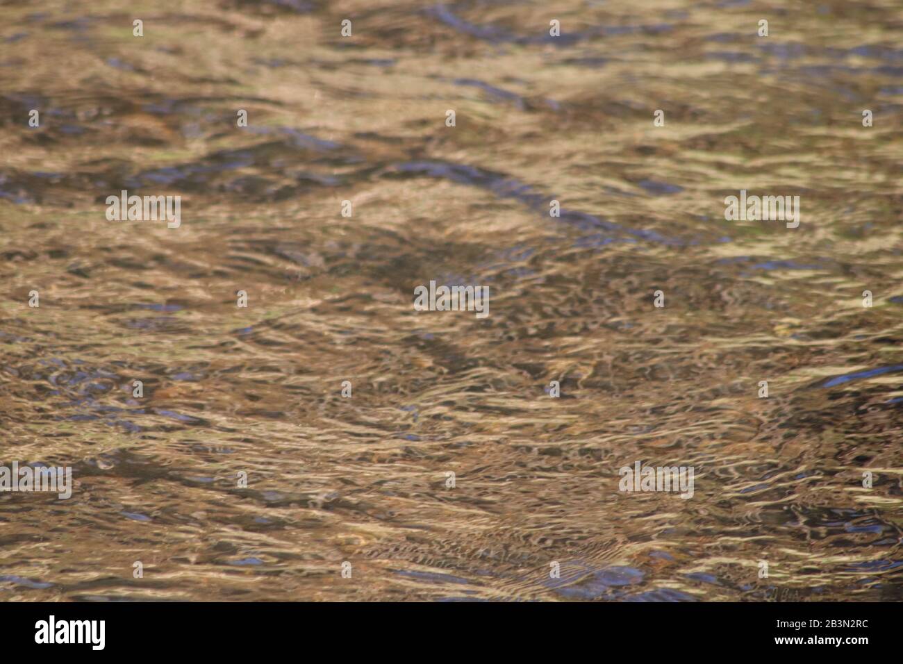 Modelli astratti nei riflessi d'acqua del fiume Foto Stock