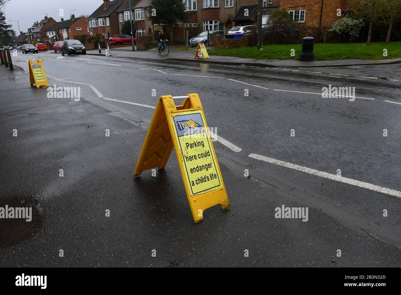 Il parcheggio potrebbe mettere in pericolo la segnaletica per la vita di un bambino fuori dalla scuola Hilltop di Windsor. Le indicazioni sono posizionate sulle linee a zig-zag per scoraggiare il parcheggio. Foto Stock