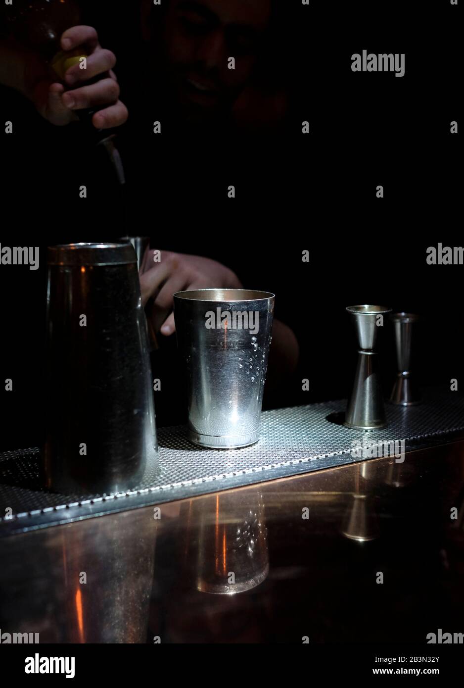 Il barista mescola un bel cocktail in un bicchiere Foto Stock