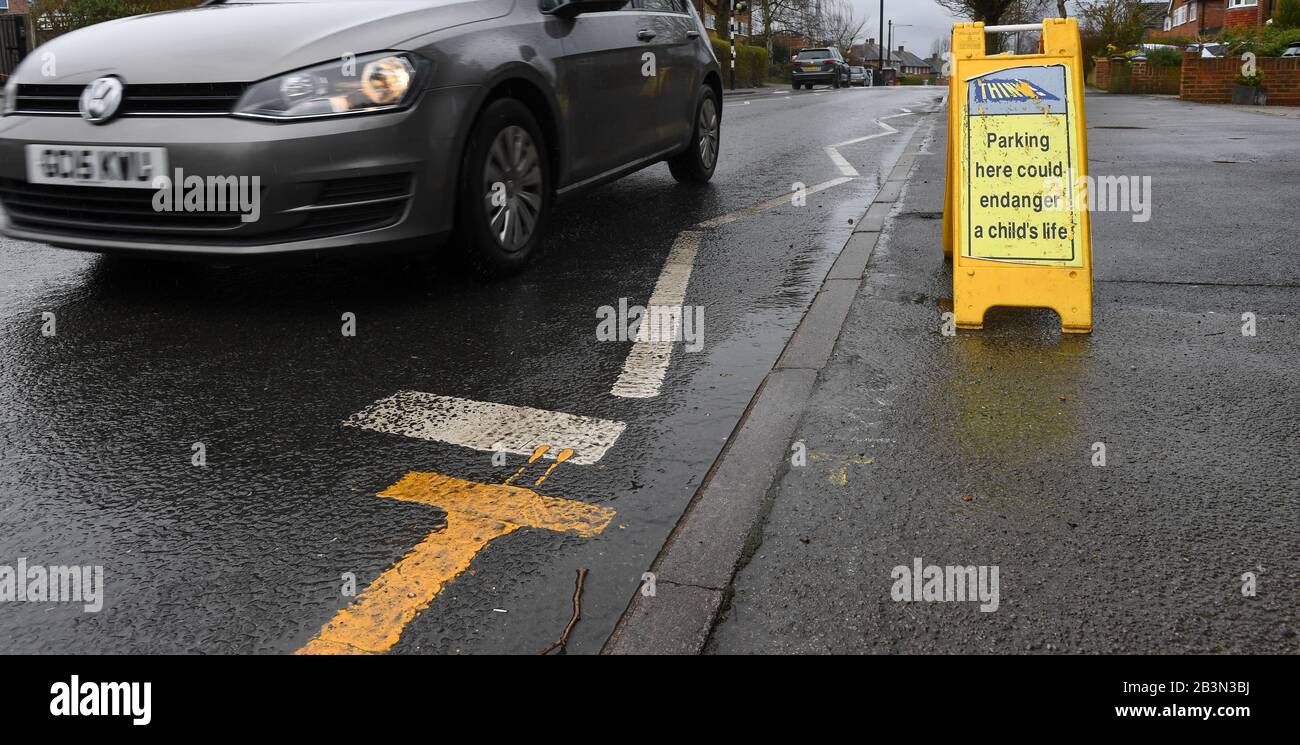 Il parcheggio potrebbe mettere in pericolo la segnaletica per la vita di un bambino fuori dalla scuola Hilltop di Windsor. Le indicazioni sono posizionate sulle linee a zig-zag per scoraggiare il parcheggio. Foto Stock
