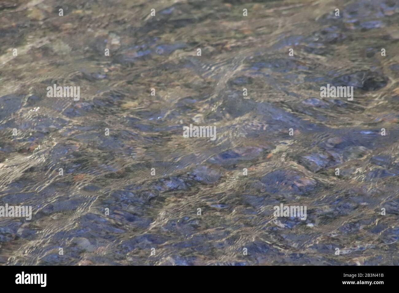 Modelli astratti nei riflessi d'acqua del fiume Foto Stock
