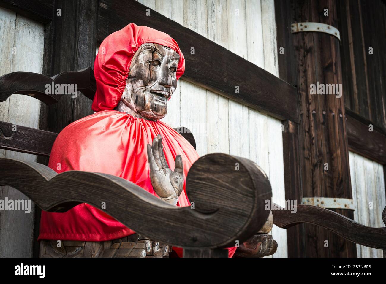 Statua in legno di Binzuru (Pindola Bharadvaja), uno dei sedici arahats (arhat) che erano discepoli del buddha. Si dice che Pindola abbia eccelso in t Foto Stock