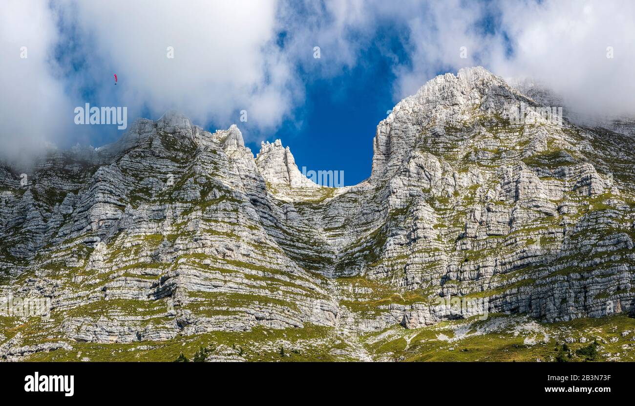 Vette delle Alpi Giulie (Foronon del Buinz e Modeon del Buinz) sull'altopiano del Montasio in estate. Foto Stock