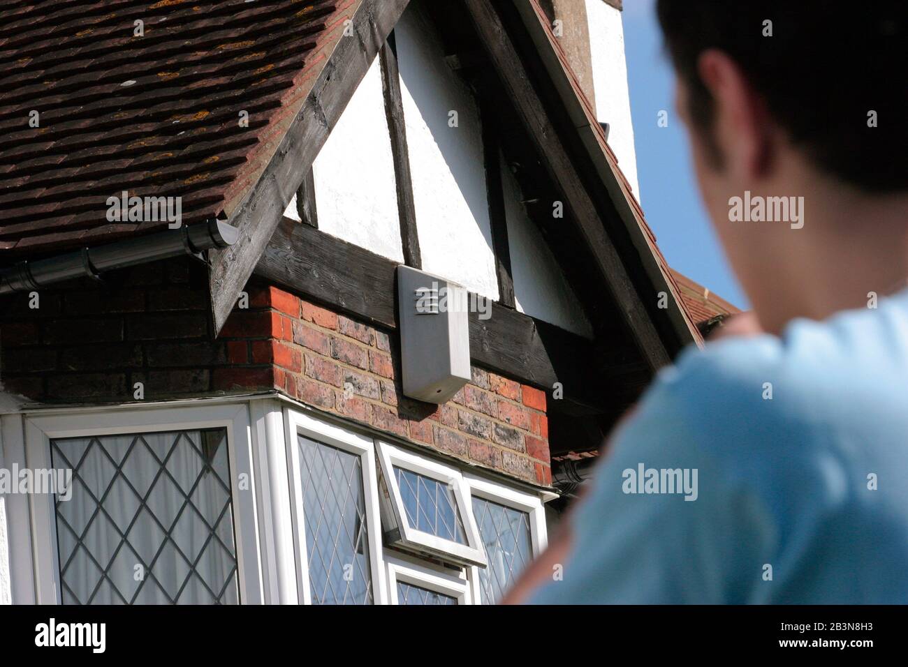 Allarme antifurto in casa in periferia residenziale strada a Surrey; Regno Unito Foto Stock