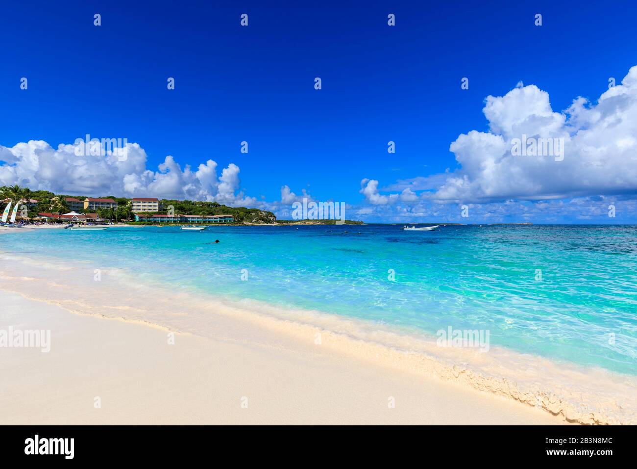 Long Bay Beach, bella sabbia bianca e soffice, mare turchese, Antigua, Antigua e Barbuda, Isole Leeward, Antille, Caraibi, America Centrale Foto Stock