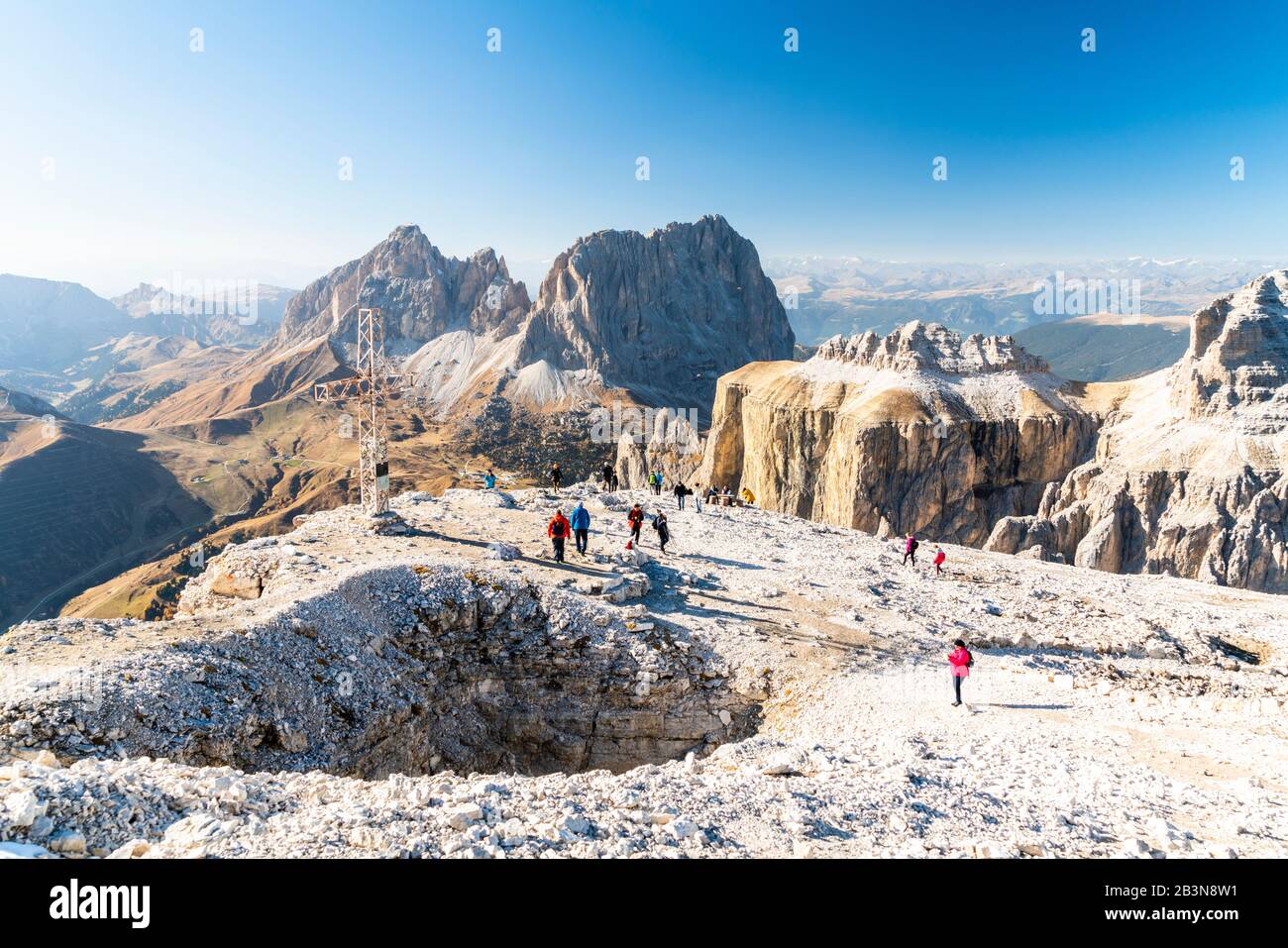 Escursionisti ammirando il Passo del Sella, il Sassolungo e il Sassopiatto dall'alto di Sass Pordoi, Dolomiti, Trentino, Italia, Europa Foto Stock
