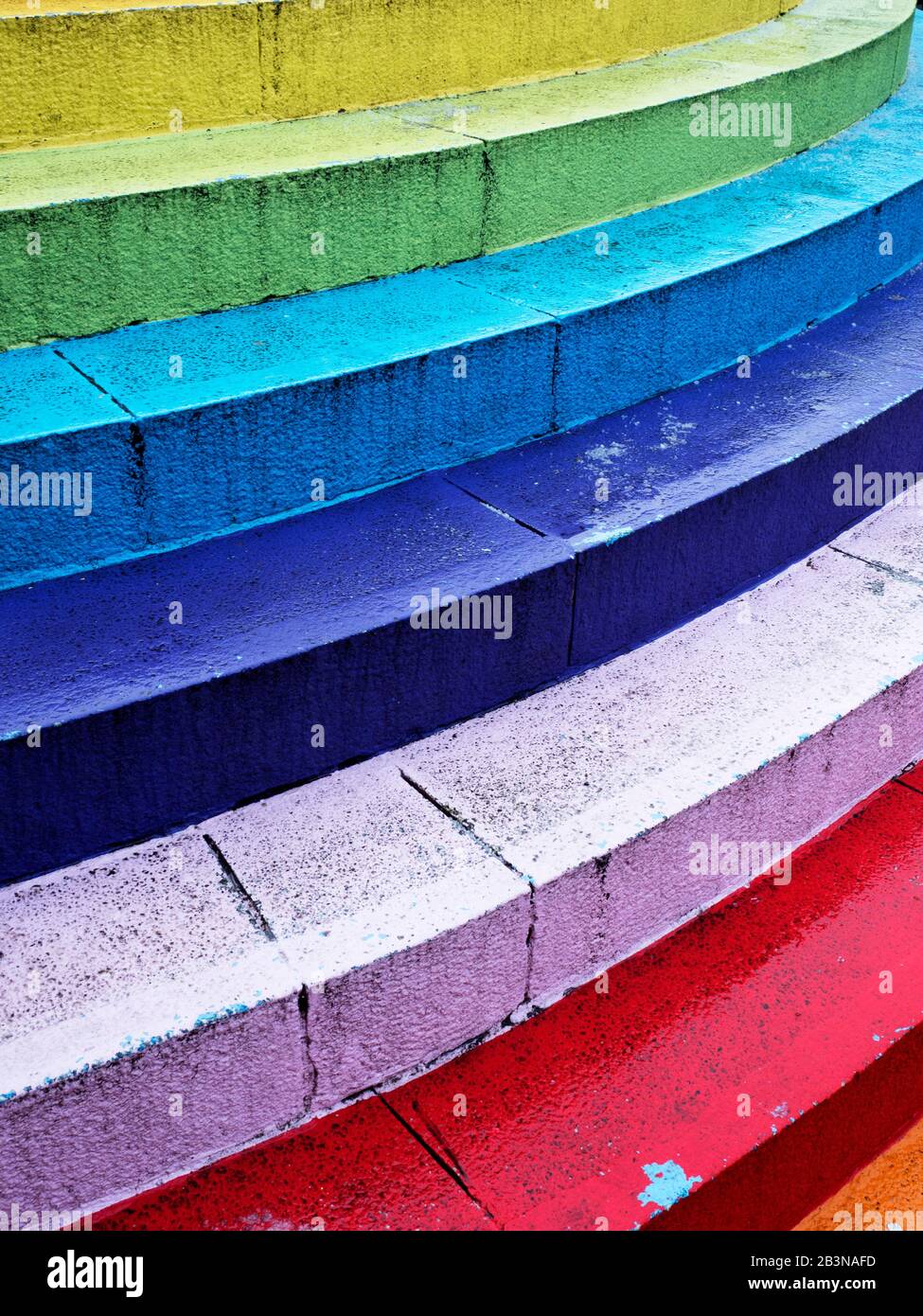 Rainbow dipinse passi al Bon Accord Centre a Flourmill Lane e Upperkirkgate ad Aberdeen Scotland Foto Stock