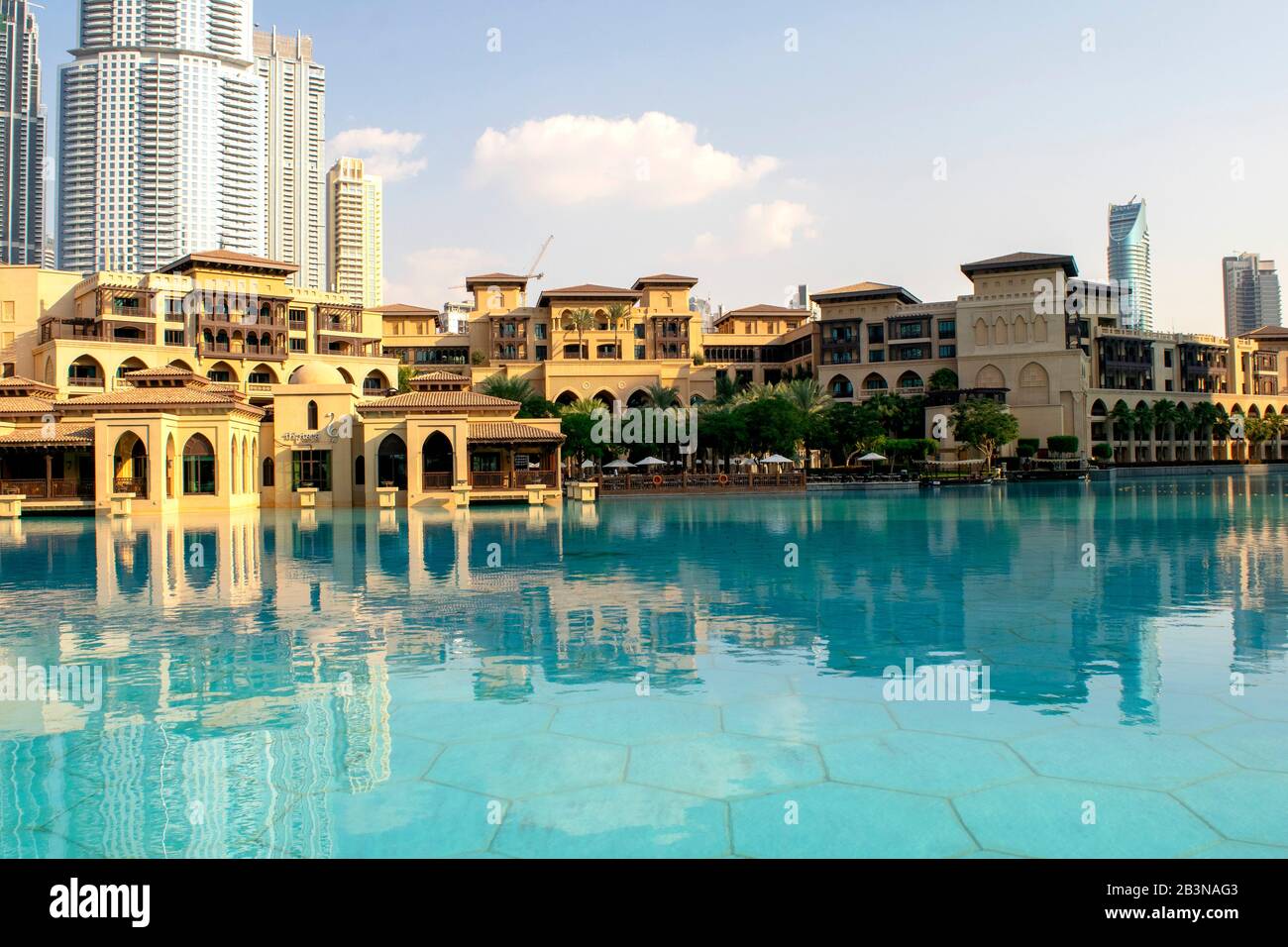 Dubai / Emirati Arabi Uniti - 5 Novembre 2019: Souk al Bahar con waterfront e ristoranti. Bellissima vista del Dubai centro di quartiere con ristoranti e souk. Foto Stock