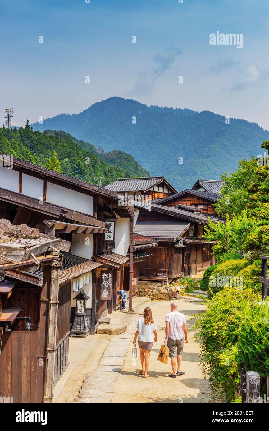 Nakasendo città vecchia posta di Tsumago, Kiso Valley, prefettura di Nagano, Honshu, Giappone, Asia Foto Stock