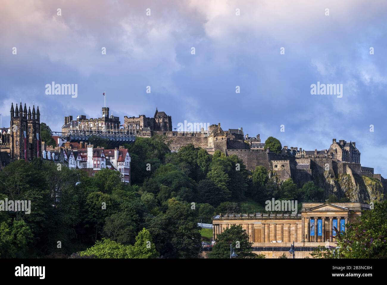 Vista dello skyline storico di Edimburgo che mostra il castello e le torri della cattedrale di St. Giles (l'alta Kirk), Edimburgo, Scozia, United Kingd Foto Stock