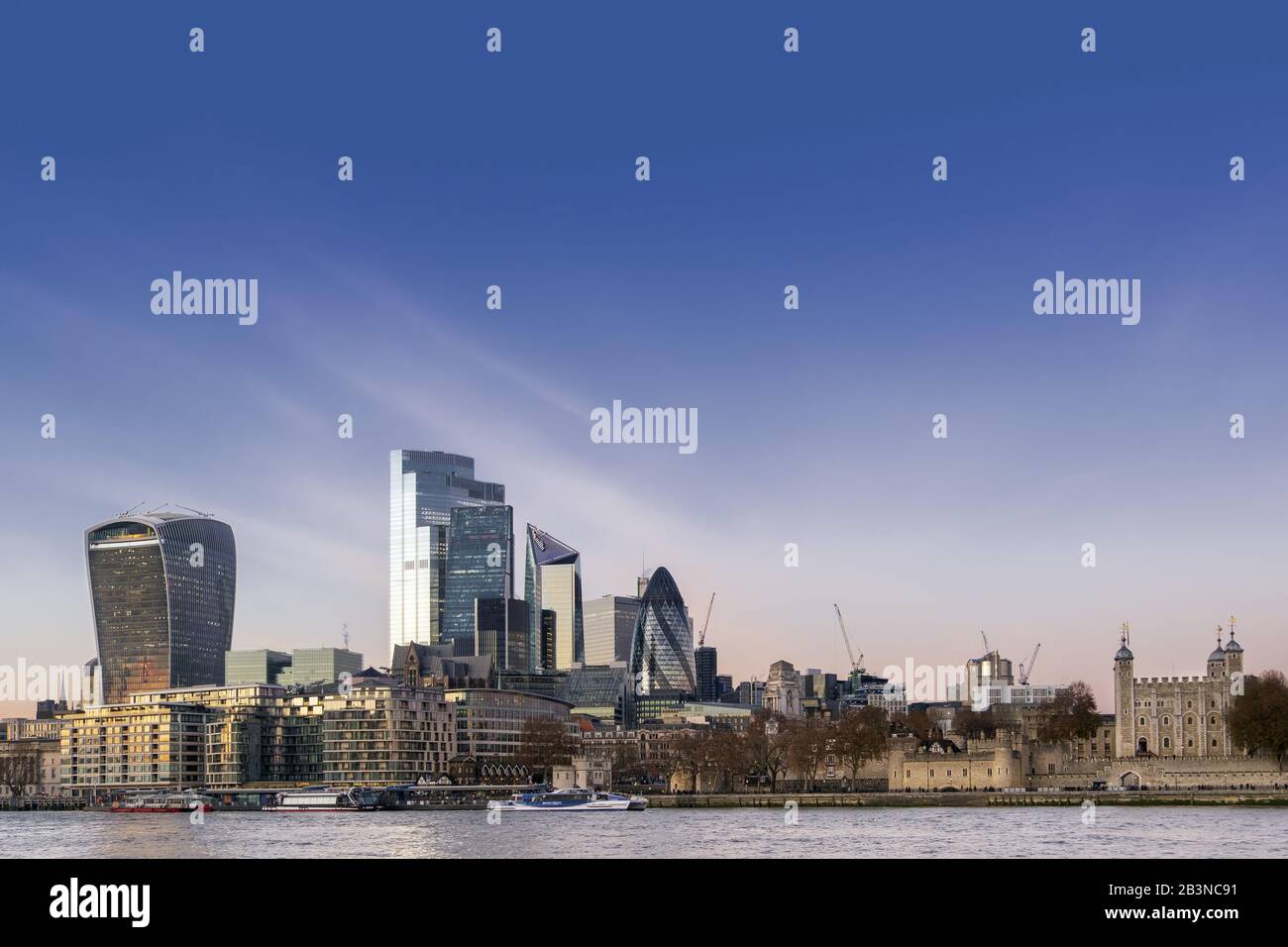 Skyline della città di Londra con la Torre di Londra, il Gherkin, Scalpel e Ventidue Bishopsgate, l'edificio più alto della città, Londra, Inghilterra, U. Foto Stock