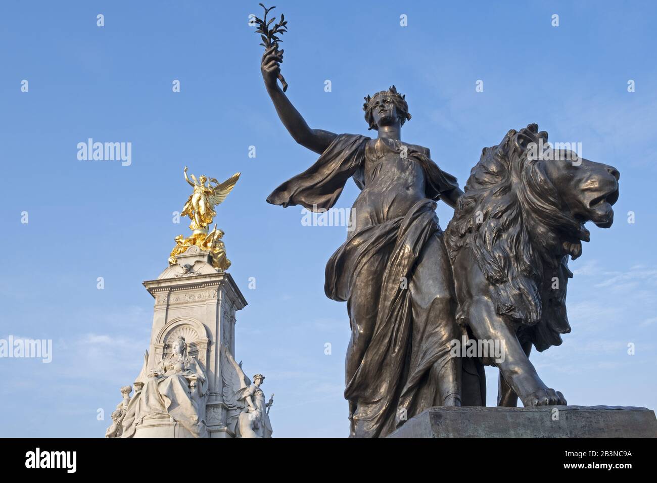 La statua del Victoria Memorial fuori da Buckingham Palace, la residenza ufficiale della Regina a Londra, Inghilterra, Regno Unito, Europa Foto Stock