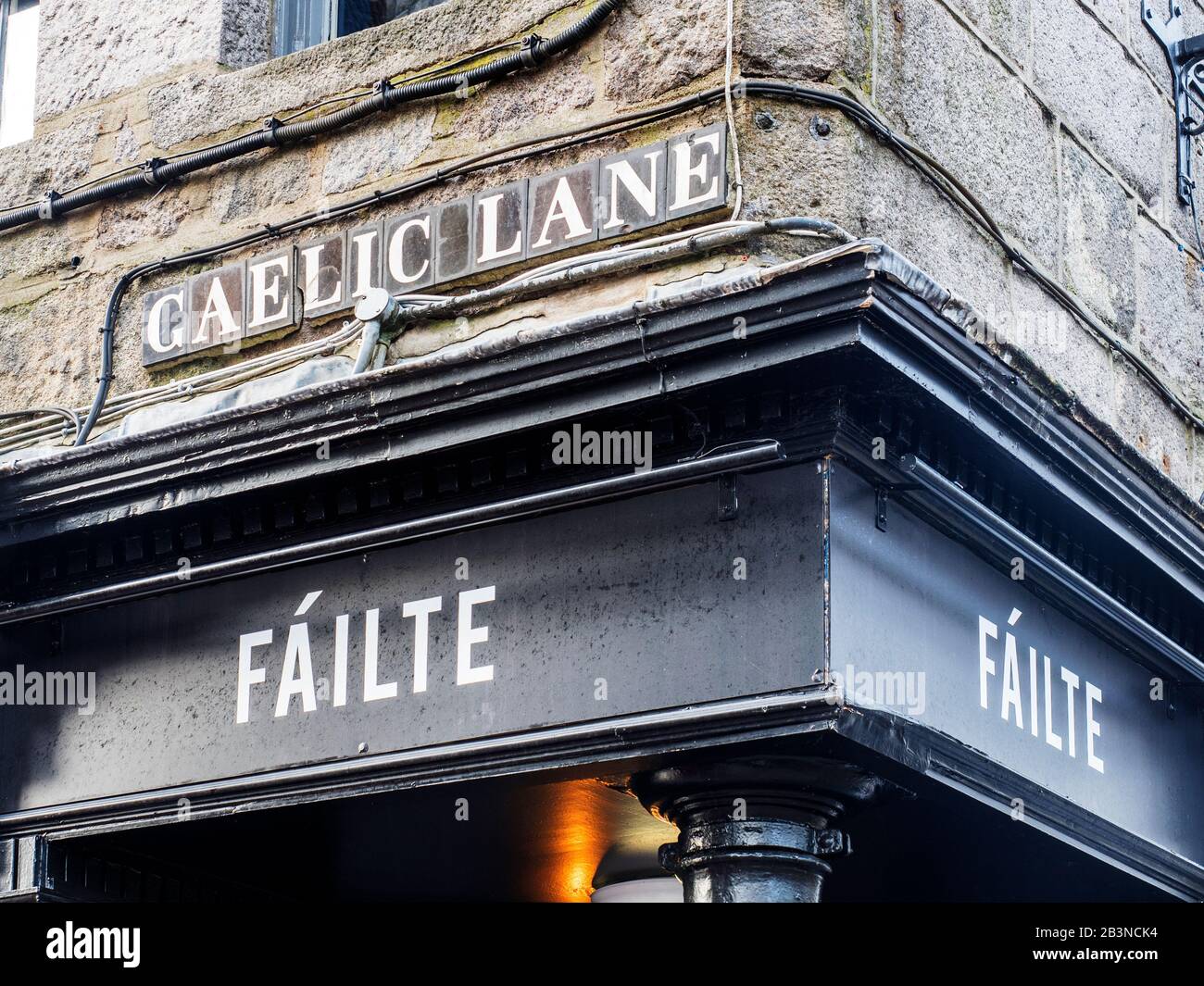 Gaelic Lane nome di strada sopra un ingresso pub con accoglienza Failte in irlandese ad Aberdeen Scozia Foto Stock