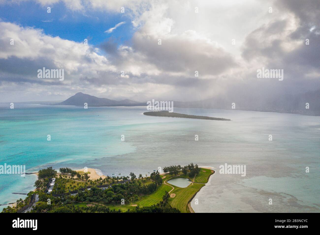 Veduta aerea dal drone dell'isola di Ile aux BenAgnes visto dal campo da golf di resort di lusso, la Gaulette, le Morne, Mauritius, Oceano Indiano, Africa Foto Stock