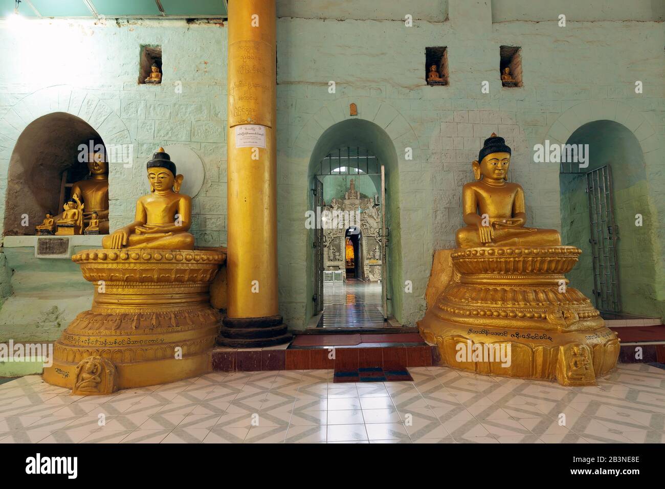 La sala centrale del tempio di Shitthaung, che mostra alcune delle molte centinaia di statue del Buddha lì, Mrauk U, Rakhine, Myanmar (Birmania), Asia Foto Stock