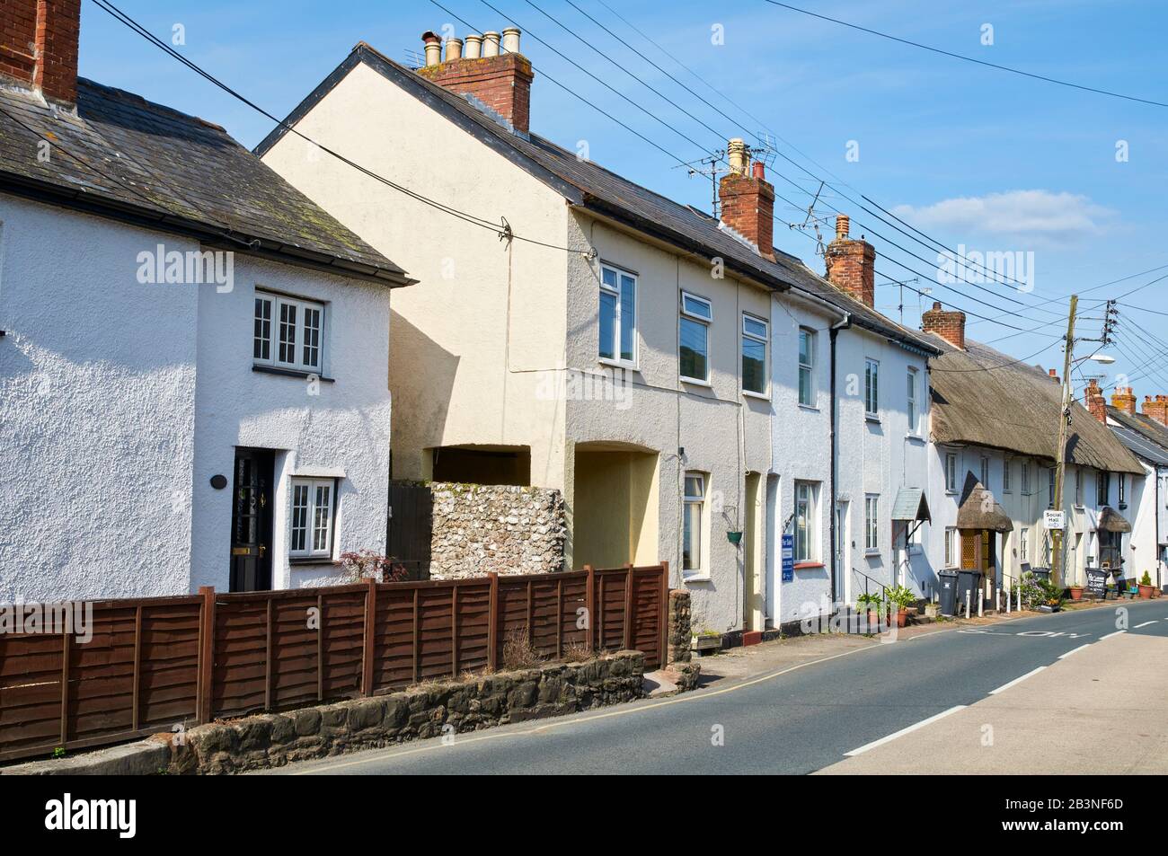 Fila di vecchi cottage nel villaggio di Sidford, vicino a Sidmouth, East Devon, Regno Unito Foto Stock