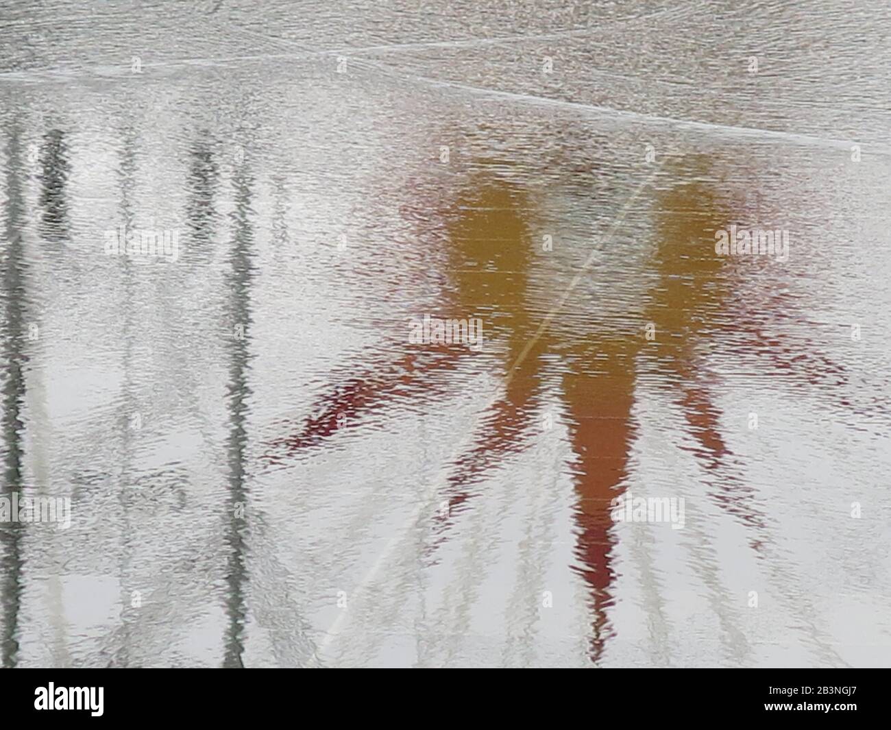 La ruota panoramica gigante di Nizza si riflette nella caratteristica acquatica della Promenade du Paillon, creando un effetto ondulato dalla forma del sole del mozzo Foto Stock