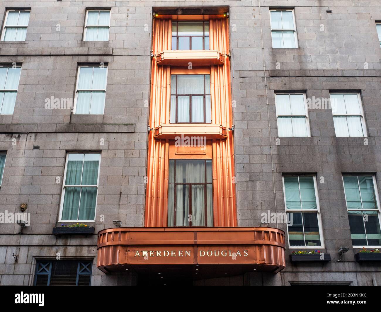 Pannello in rame art deco sopra l'entrata al Douglas Hotel on Market Street Aberdeen Scotland Foto Stock