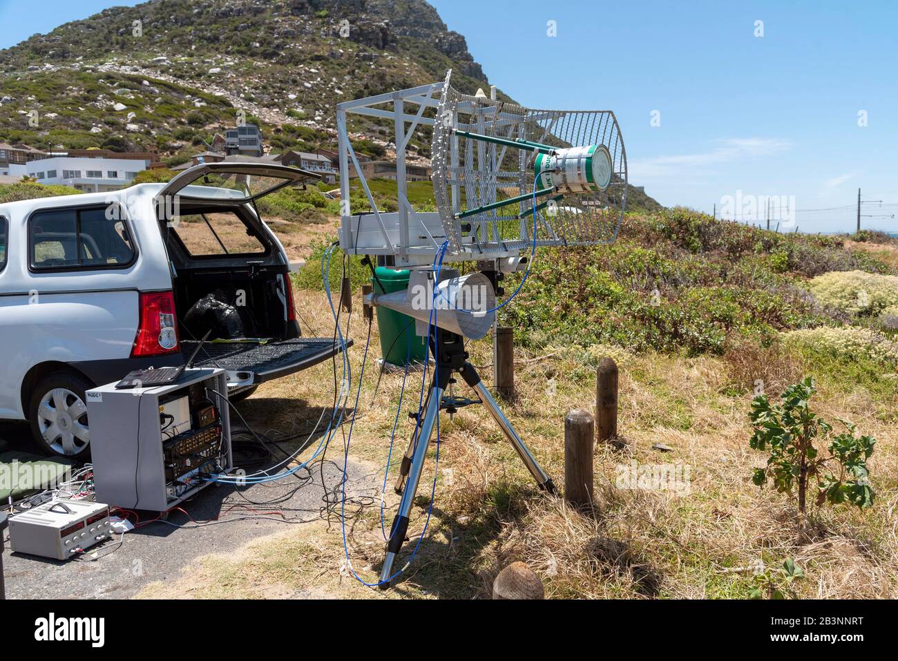 Western Cape, Sudafrica. 2019. Sperimentare con il radar. Un dottorato di ricerca di attrezzature radar-scanning sulla costa vicino a Simon's Town Foto Stock