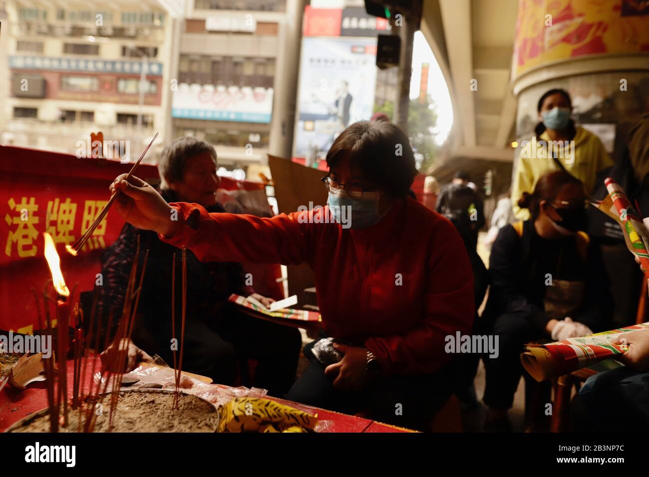 5 marzo 2020, Hong Kong, CINA: Una Signora mascherata ( un cliente ) eseguire rituale standard offrendo incenso bruciante al Dio sull'Altare durante IL CRIMINALE annuale COLPIRE sulla strada chiedendo Folk-Sorcery in una speranza di cacciare via 'sfortuna', "Malattia" e "problemi" durante il periodo grave in cui la città è sotto la minaccia di diffondere il coronavirus introdotto dalla Polmonite cinese.Mar-5,2020 Hong Kong.ZUMA/Liau Chung-ren (Credit Image: © Liau Chung-ren/ZUMA Wire) Foto Stock