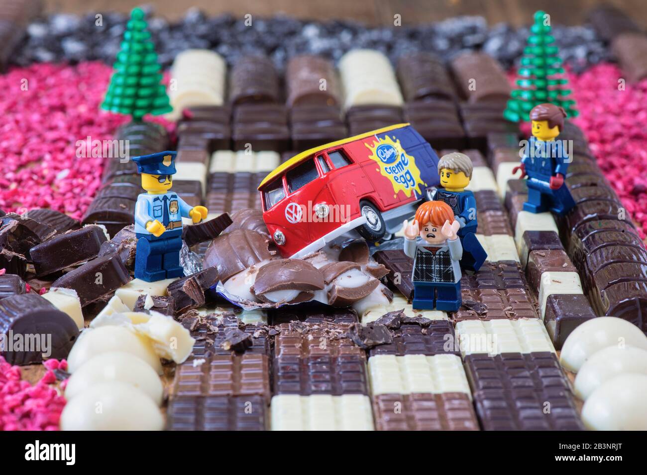 LEGO uomo e cioccolato creme uovo crash scena Foto Stock