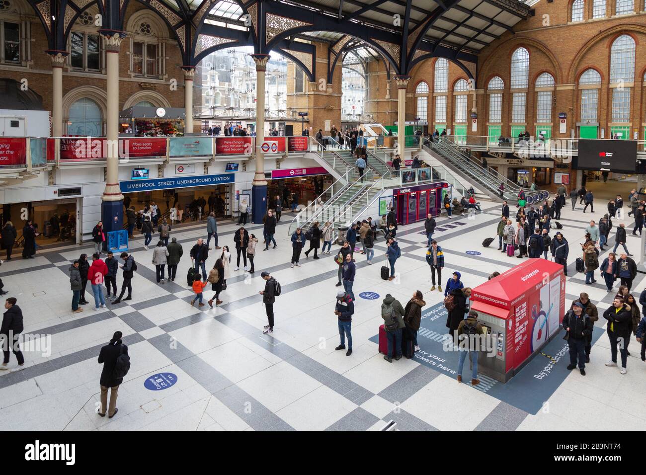 Liverpool Street Station Londra UK; stazione ferroviaria centrale e stazione ferroviaria, persone sull'atrio, Londra UK Foto Stock
