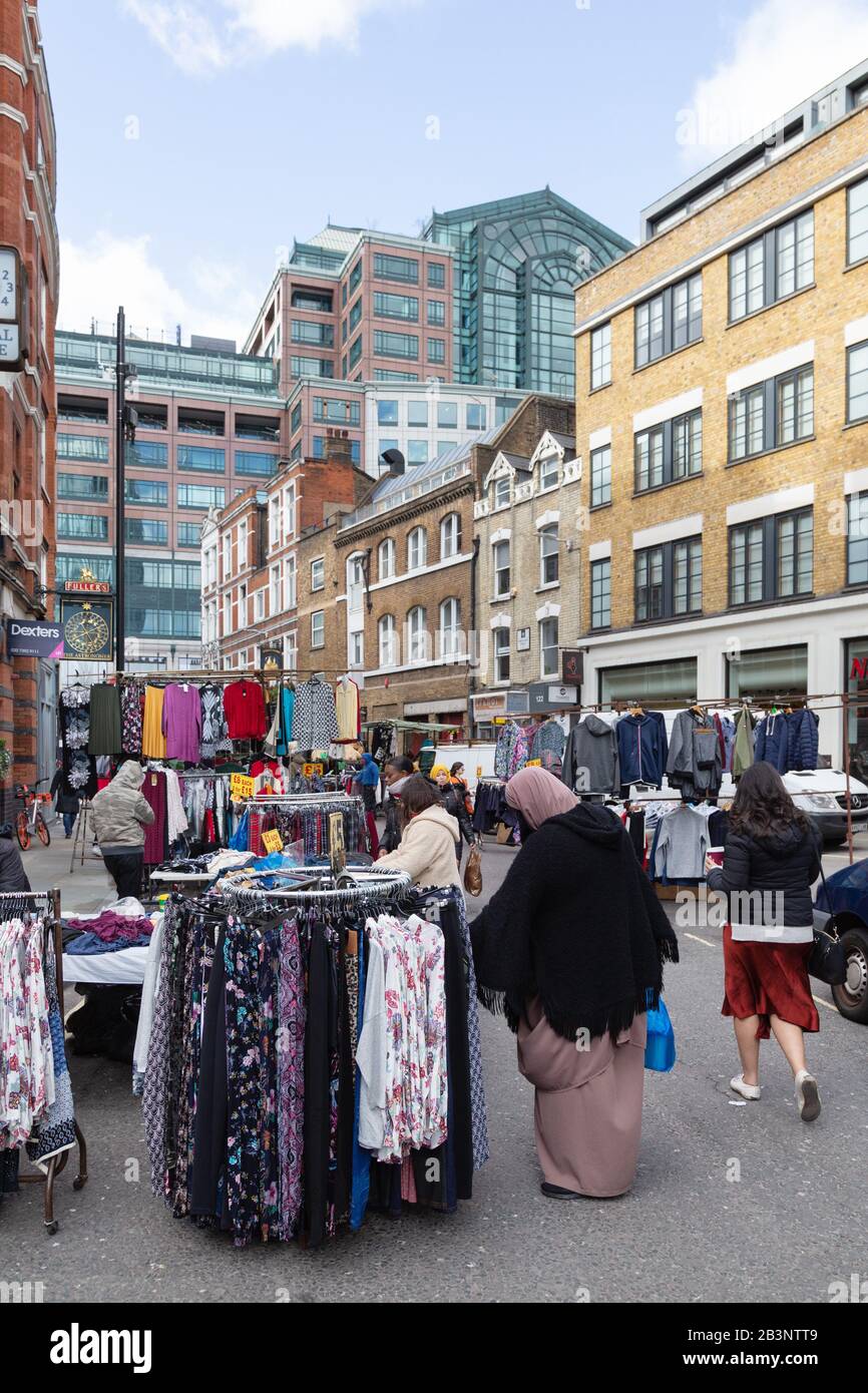 Mercato di Londra; Gente che acquista nel mercato di Petticoat Lane, nel mercato di domenica, Middlesex Street, Londra orientale UK Foto Stock